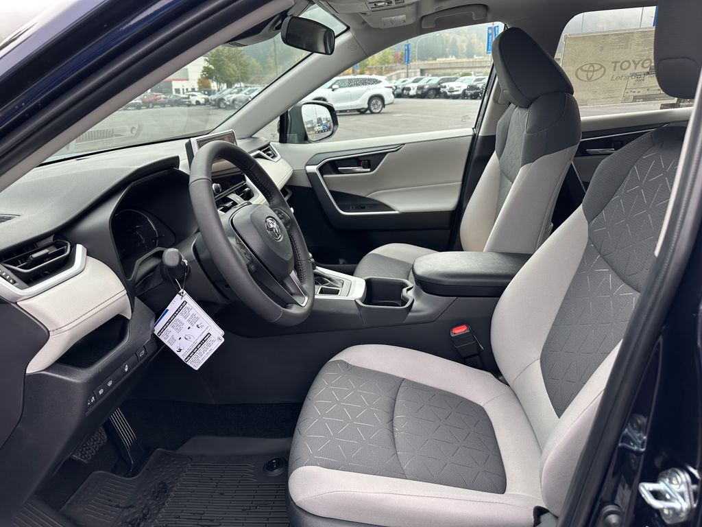 2025 Toyota RAV4 XLE photo 13