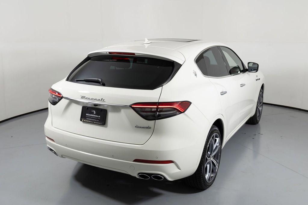 2023 Maserati Levante GT photo 2