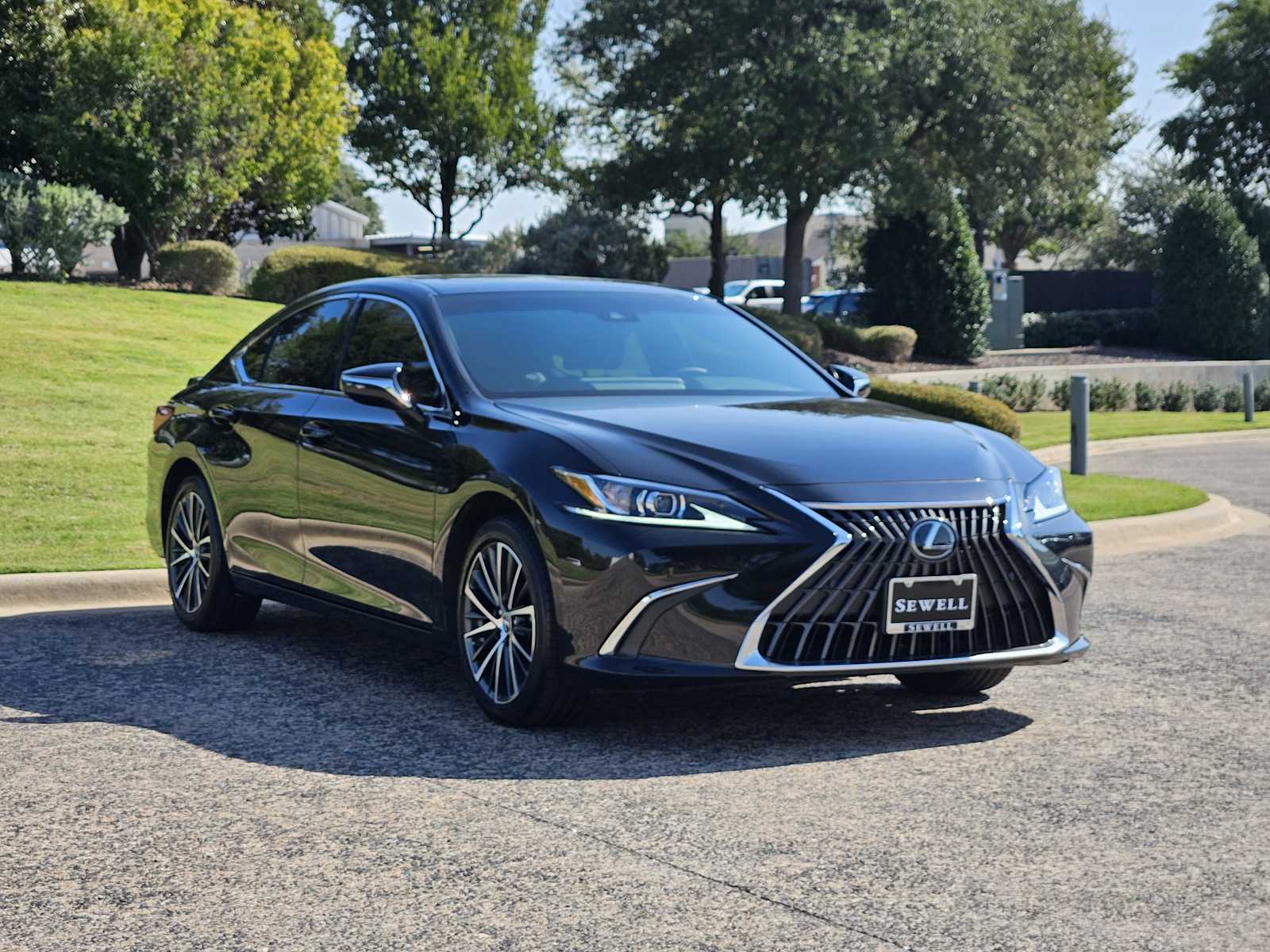 2023 Lexus ES 300h photo 2