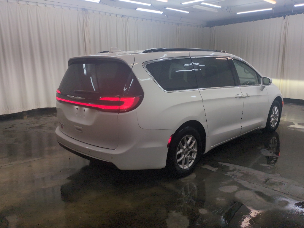 2022 Chrysler Pacifica Touring L photo 3