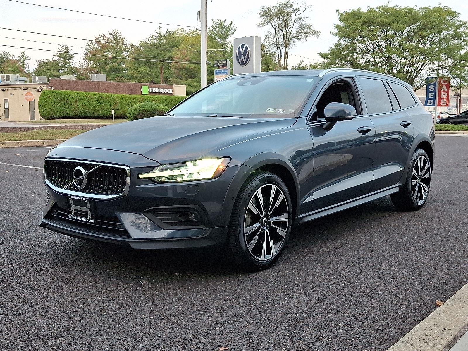 2022 Volvo V60 Cross Country photo 3