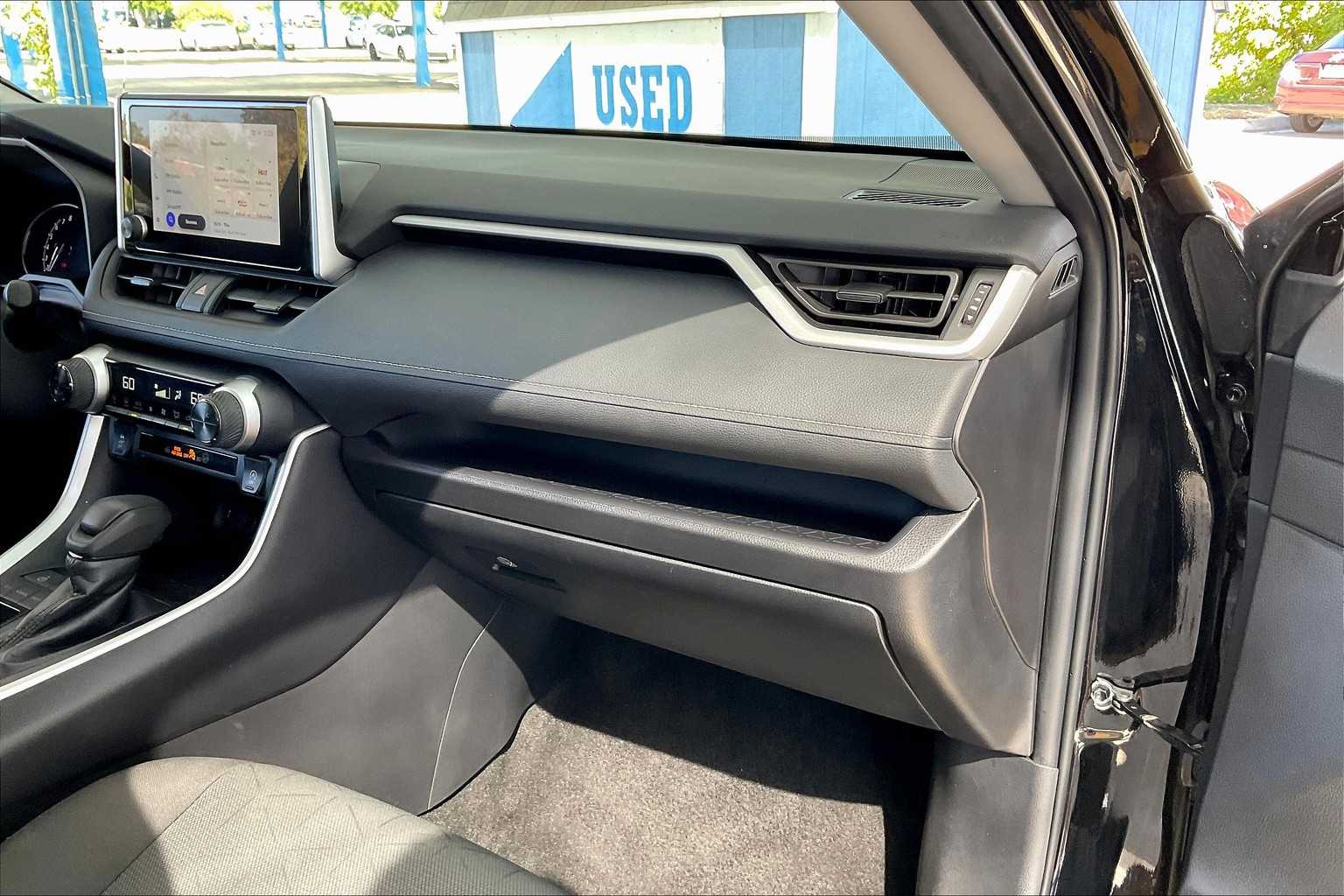 2024 Toyota RAV4 XLE photo 18