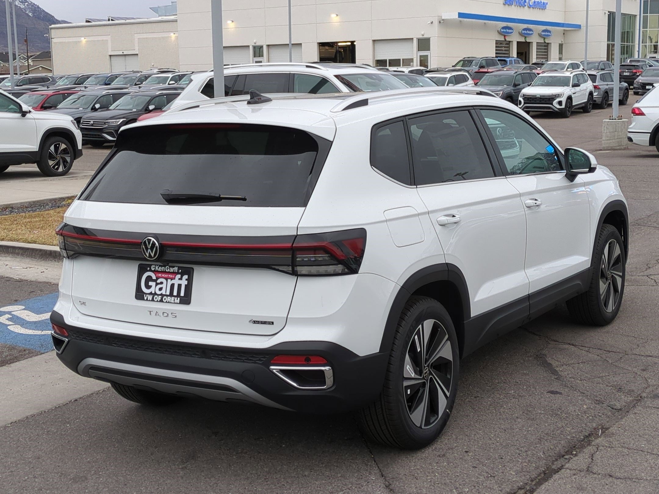 2025 Volkswagen Taos SE photo 3
