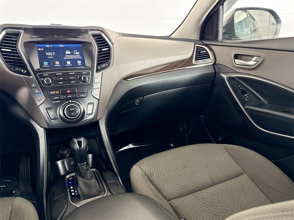 2017 Hyundai Santa Fe SE photo 9