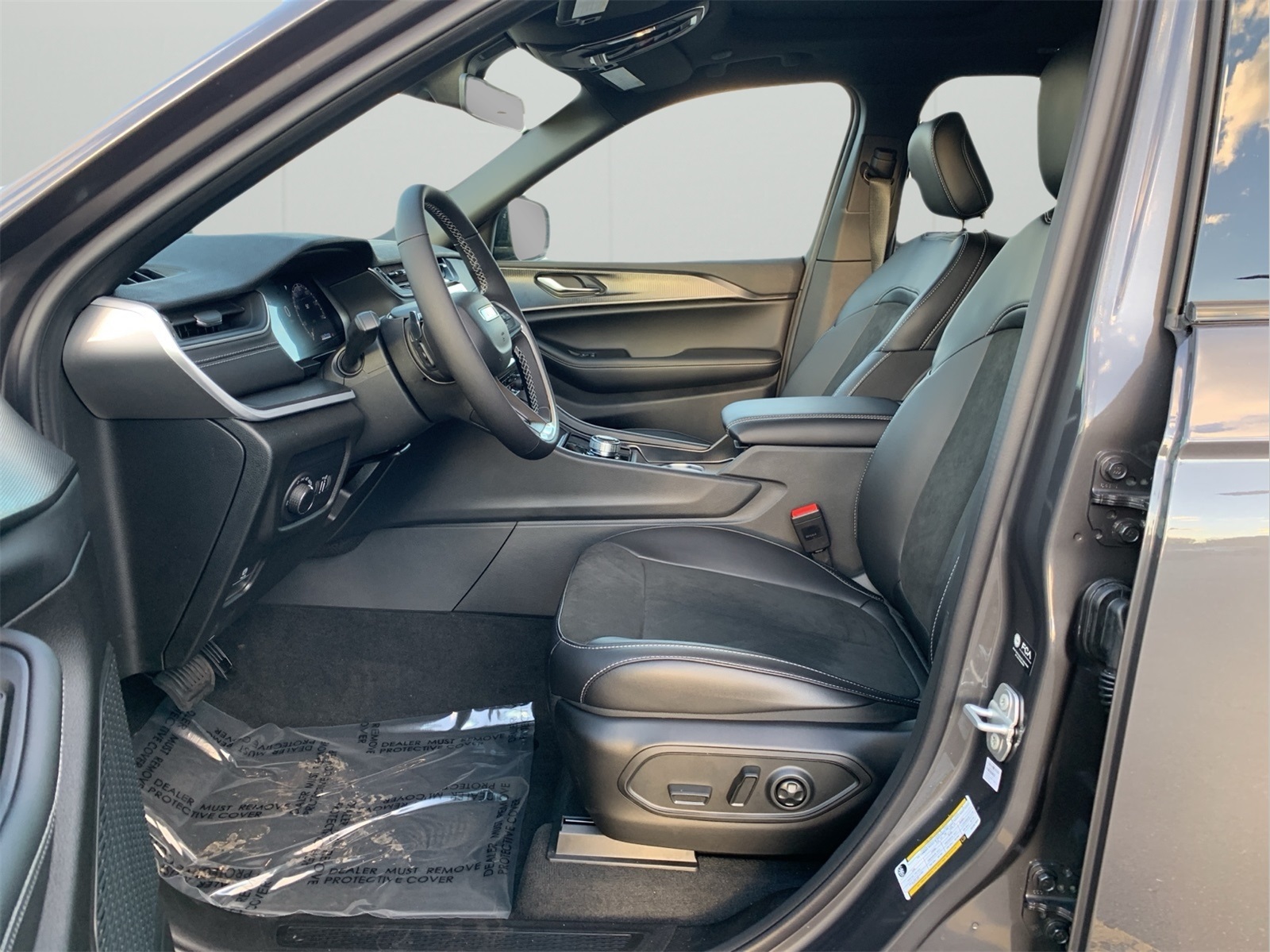 2025 Jeep Grand Cherokee Altitude photo 4