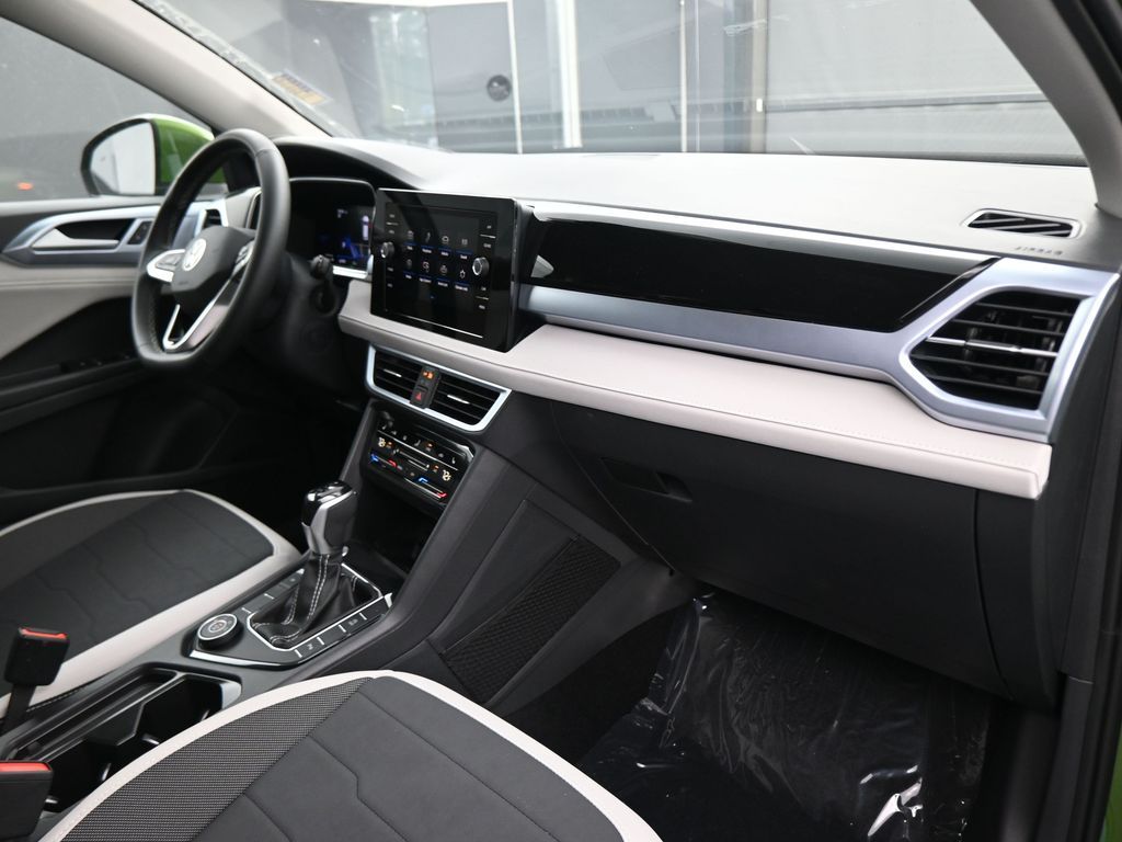 2025 Volkswagen Taos SE photo 42