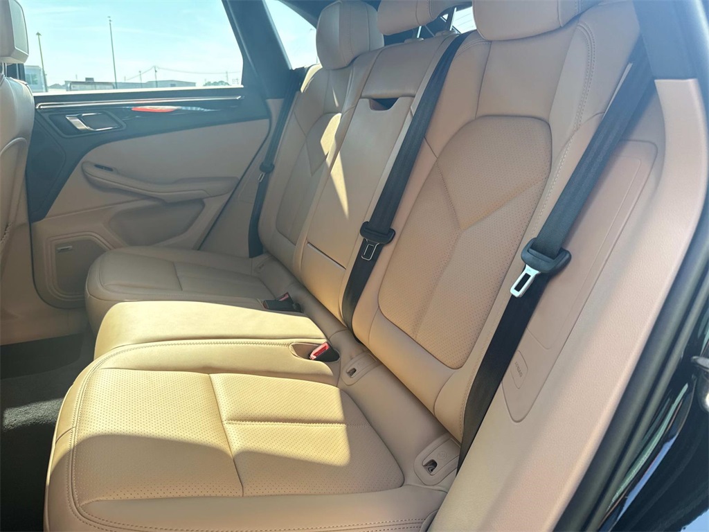 2026 Porsche Macan T photo 12