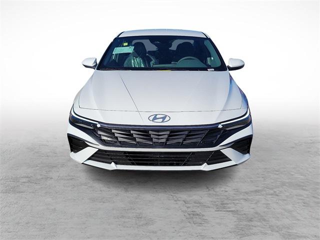 2025 Hyundai Elantra SE photo 2