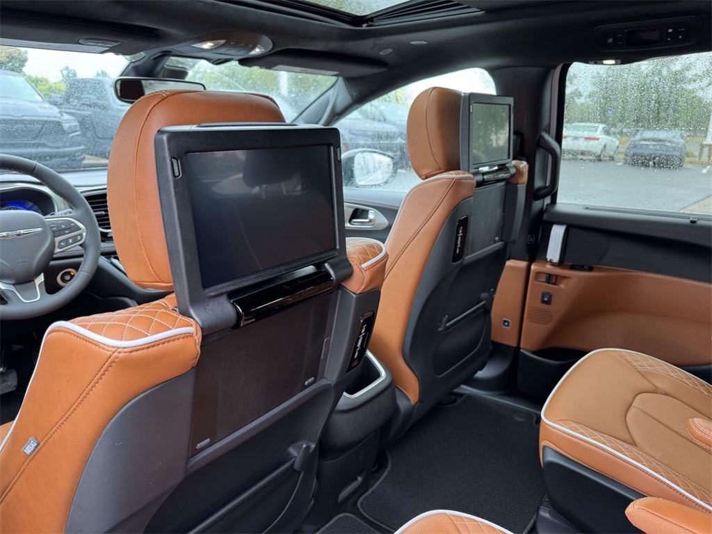 2026 Chrysler Pacifica Pinnacle photo 16