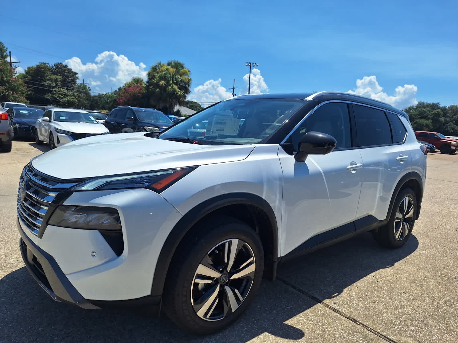 2025 Nissan Rogue SL photo 9