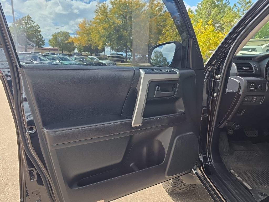 2016 Toyota 4Runner SR5 photo 7