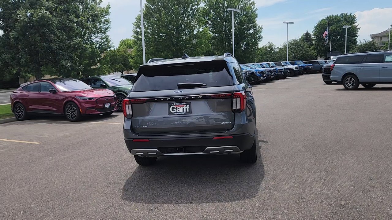 2025 Ford Explorer photo 2