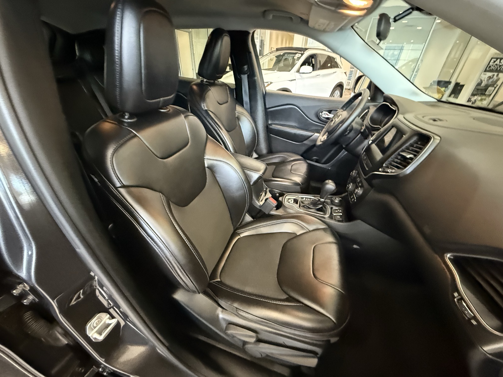 2019 Jeep Cherokee Latitude photo 2