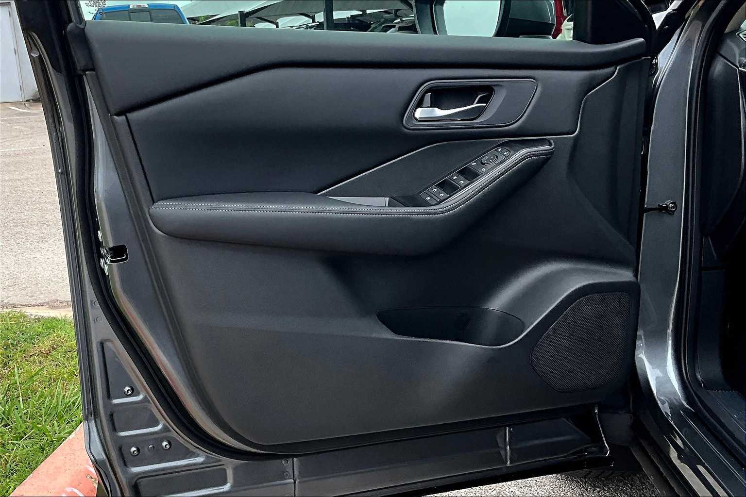 2025 Nissan Rogue SV photo 13