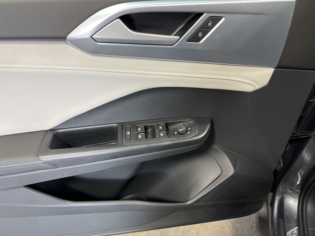 2025 Volkswagen Taos SE photo 11