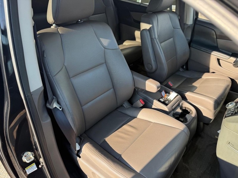 2016 Honda Odyssey Touring photo 11
