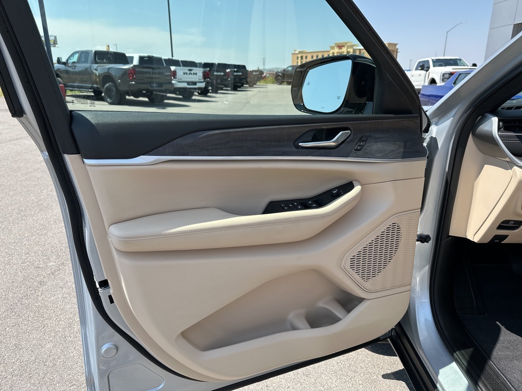 2025 Jeep Grand Cherokee Limited photo 7