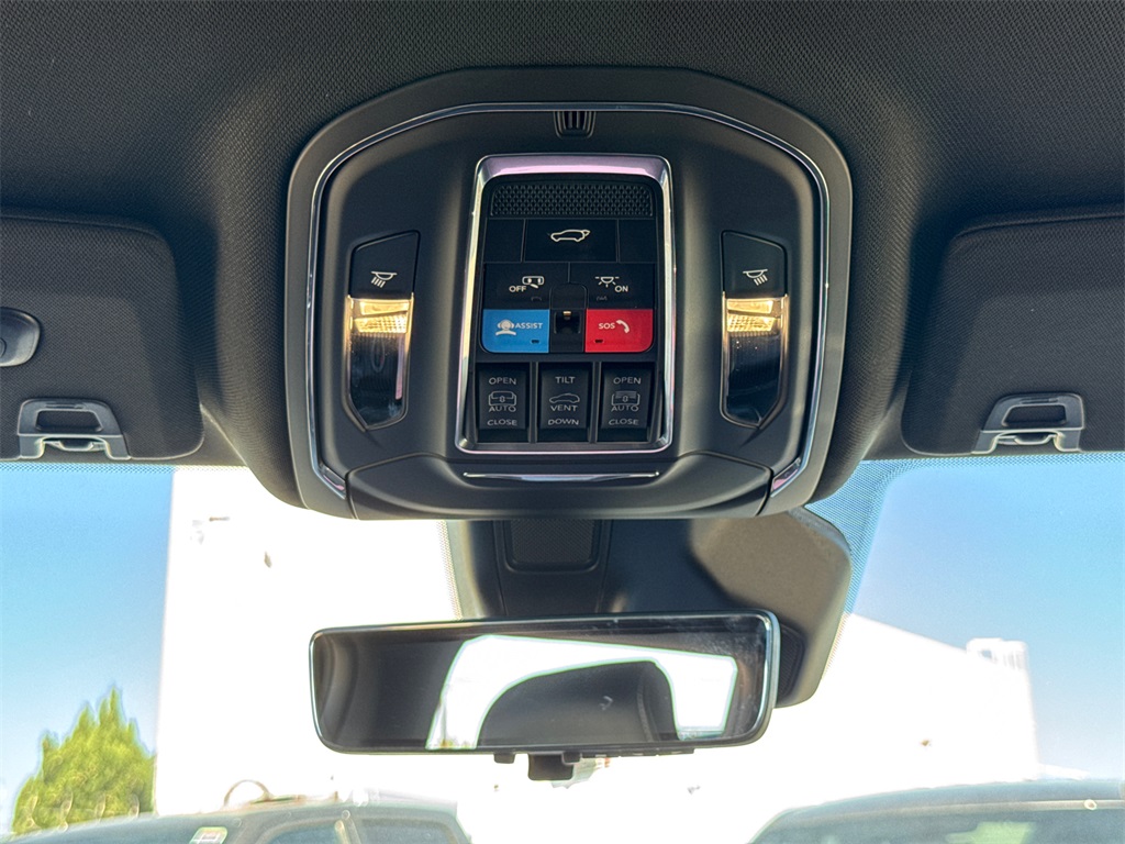 2025 Jeep Grand Cherokee Overland photo 22
