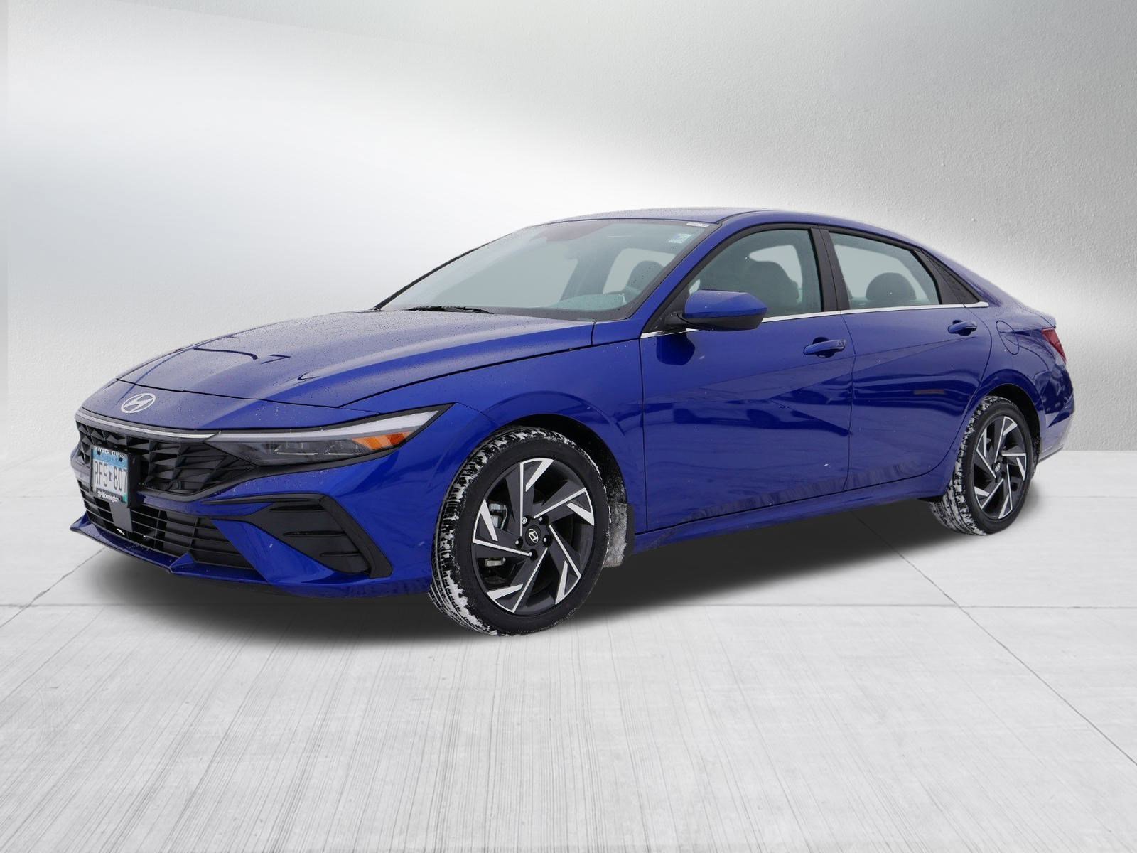 2024 Hyundai Elantra SEL Convenience photo 3