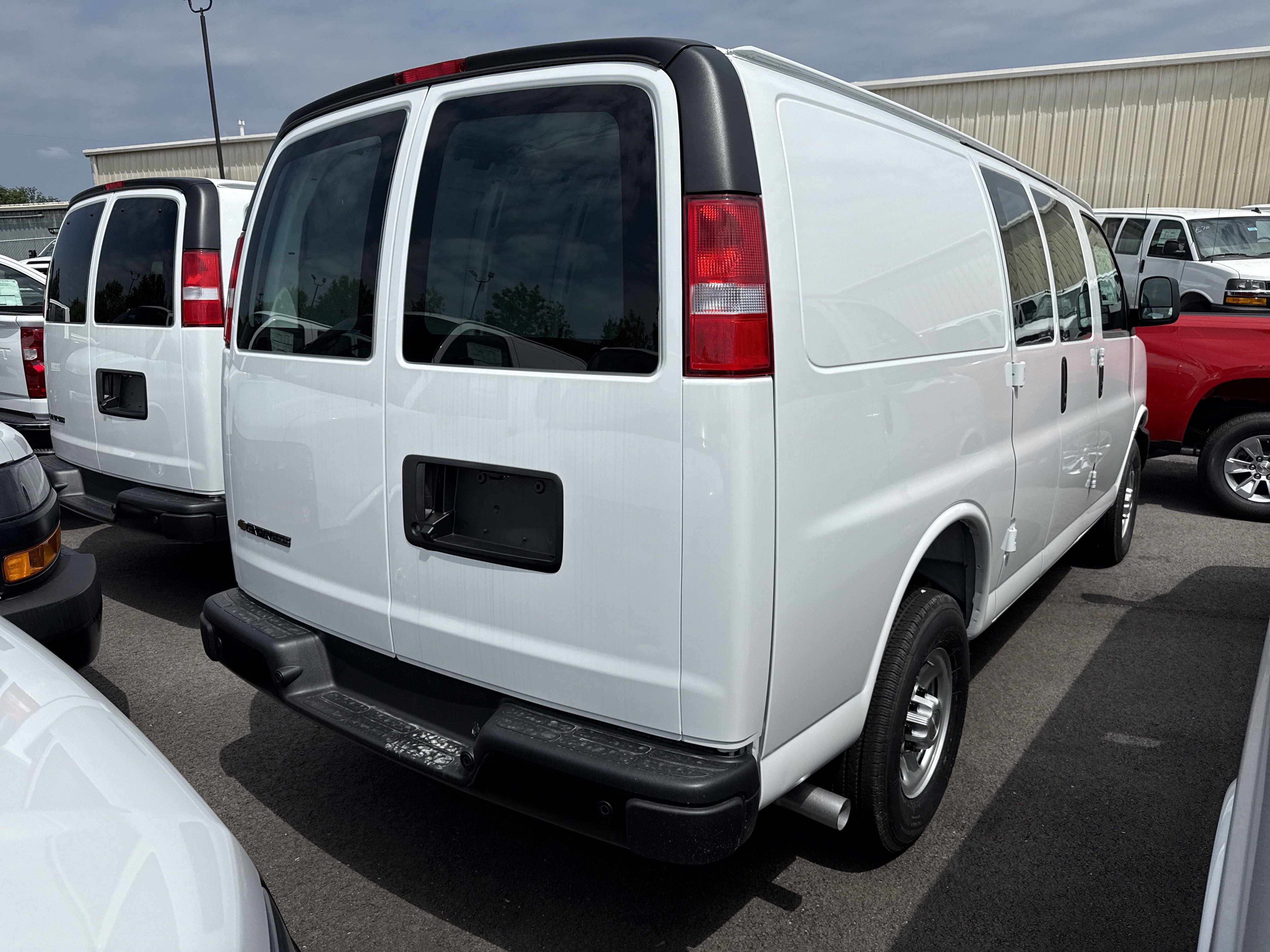 2025 Chevrolet Express Cargo 3500 photo 2