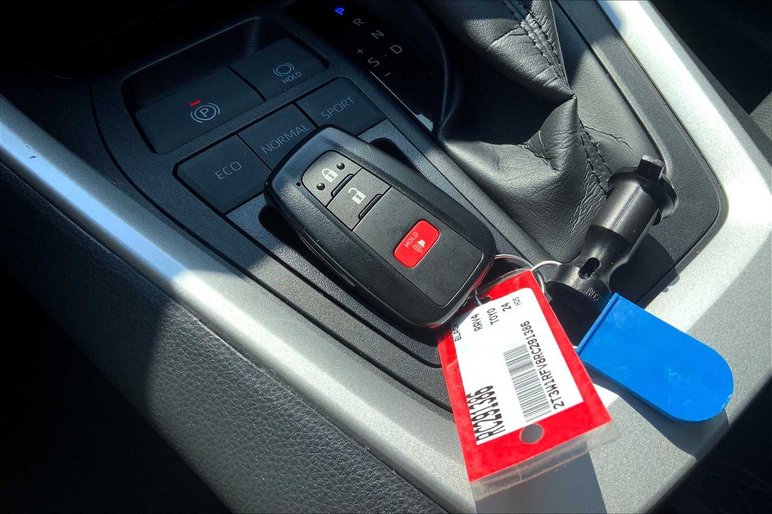 2024 Toyota RAV4 XLE photo 11