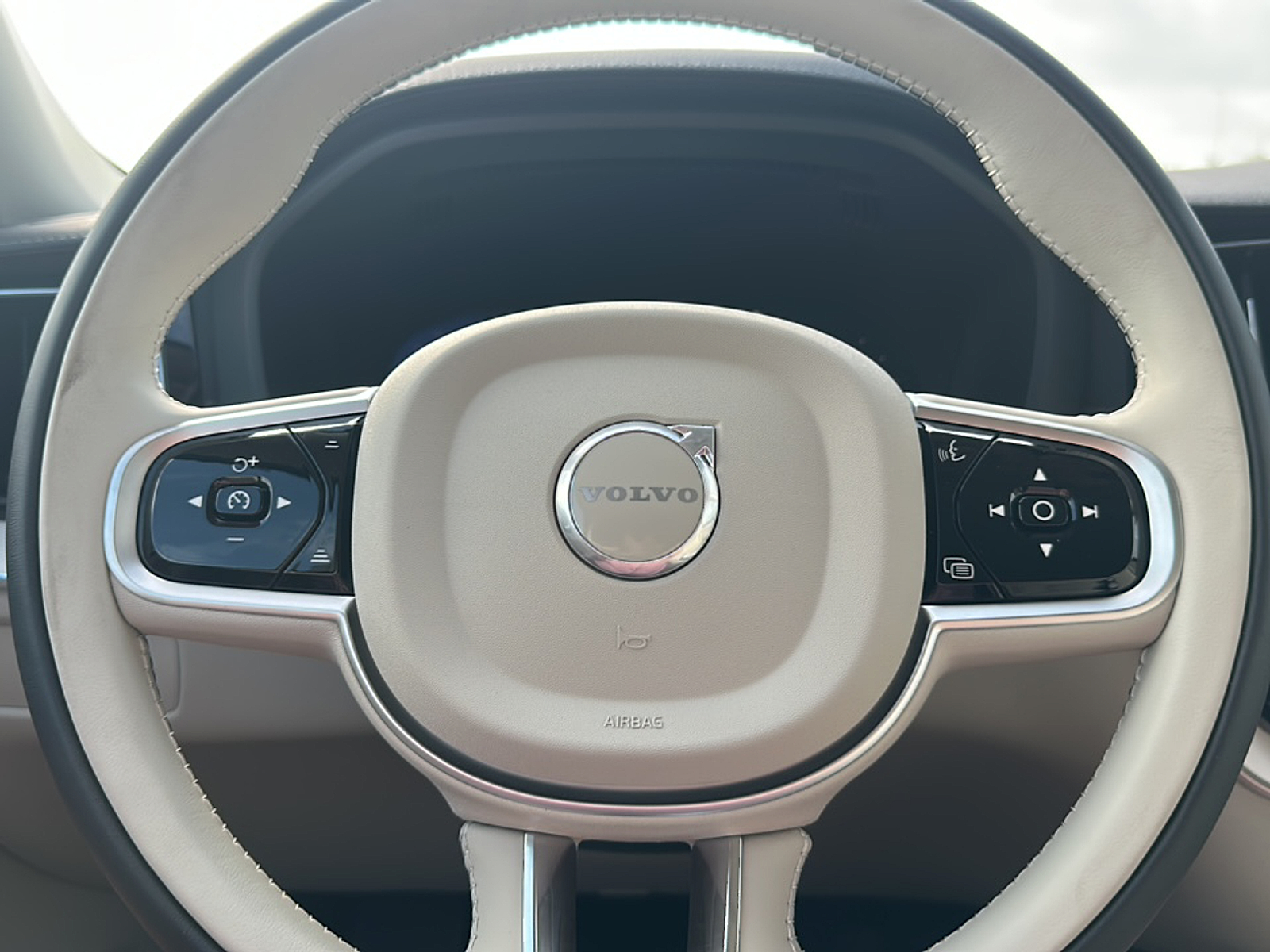 2026 Volvo XC60 T8 photo 8