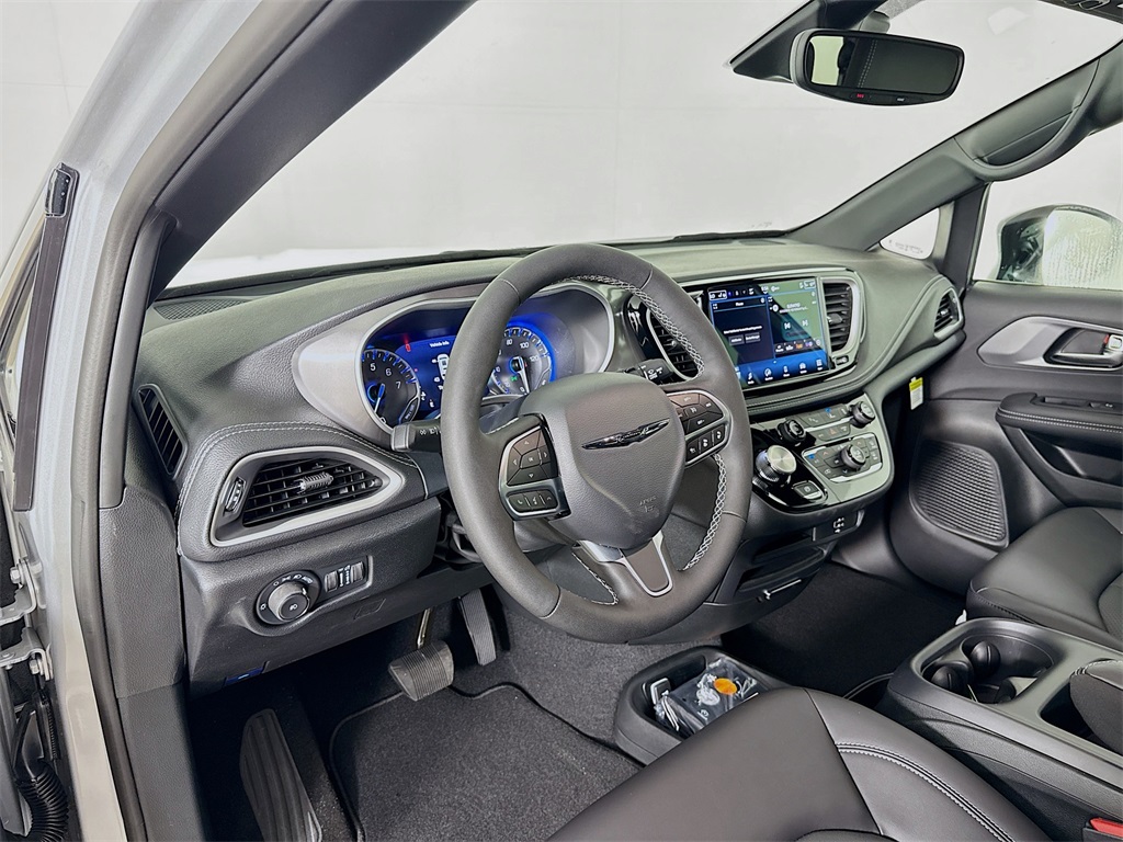 2026 Chrysler Pacifica photo 4