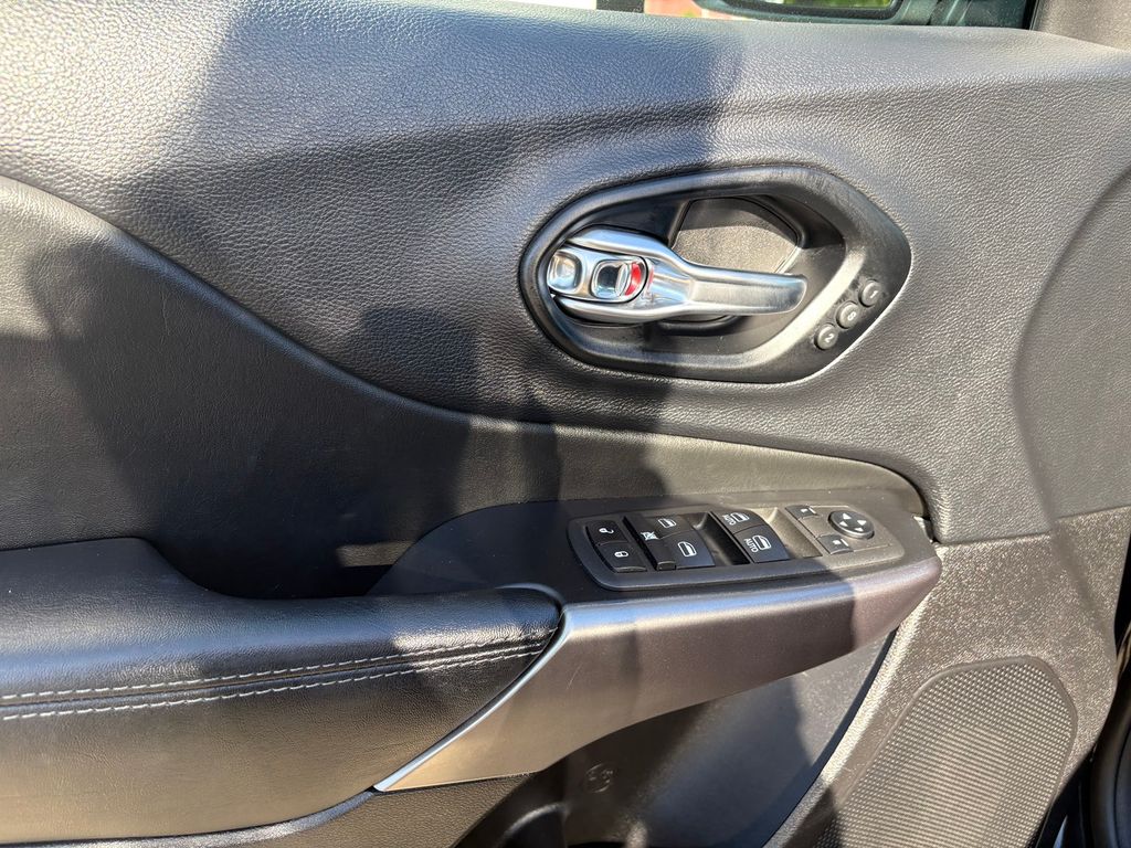 2022 Jeep Cherokee Limited photo 12