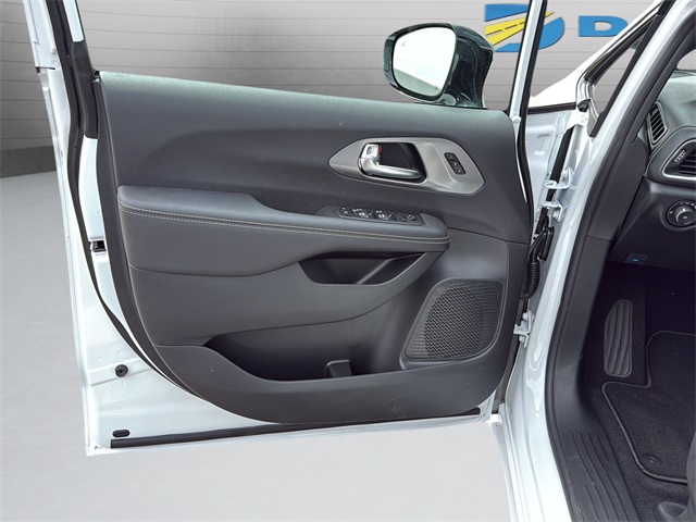 2026 Chrysler Pacifica photo 11