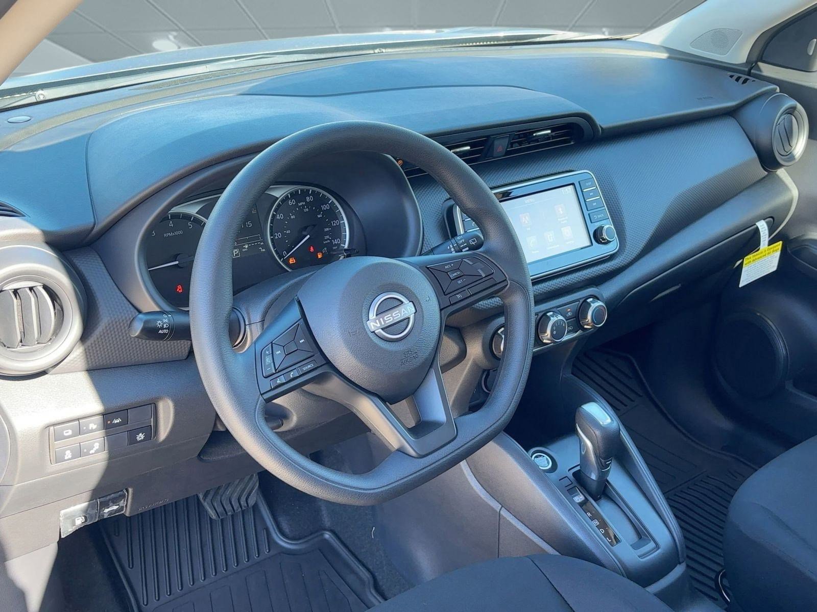 2025 Nissan Kicks Play S photo 4