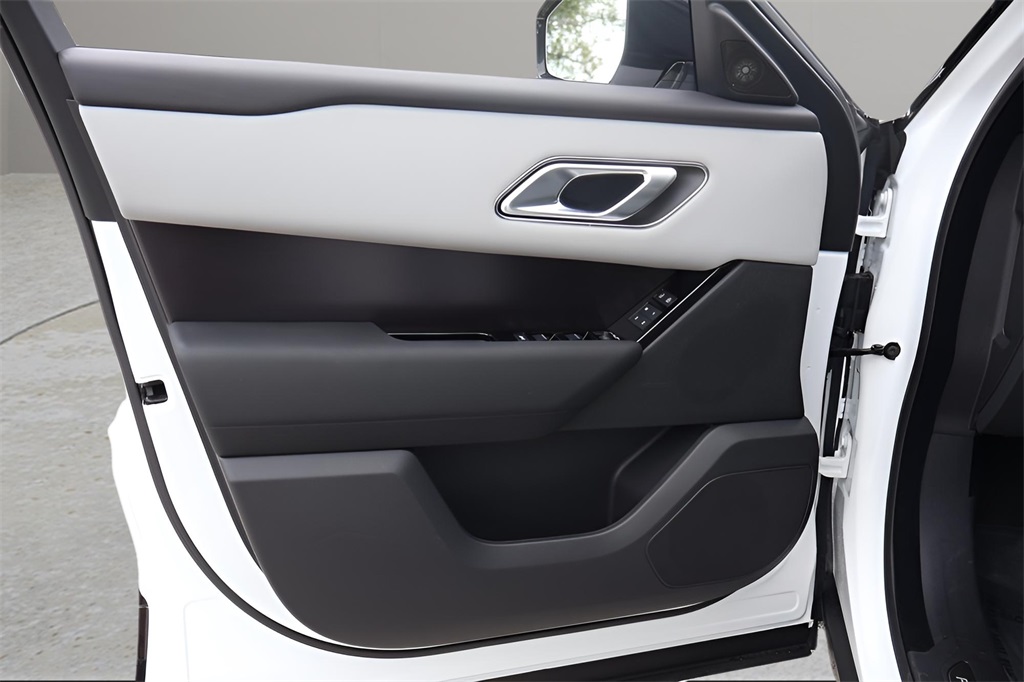 2026 Land Rover Range Rover Velar SE photo 10