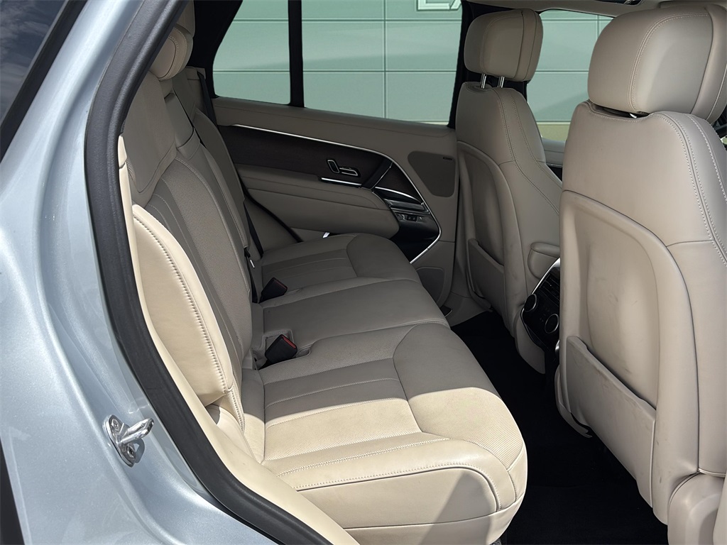 2023 Land Rover Range Rover SE photo 13