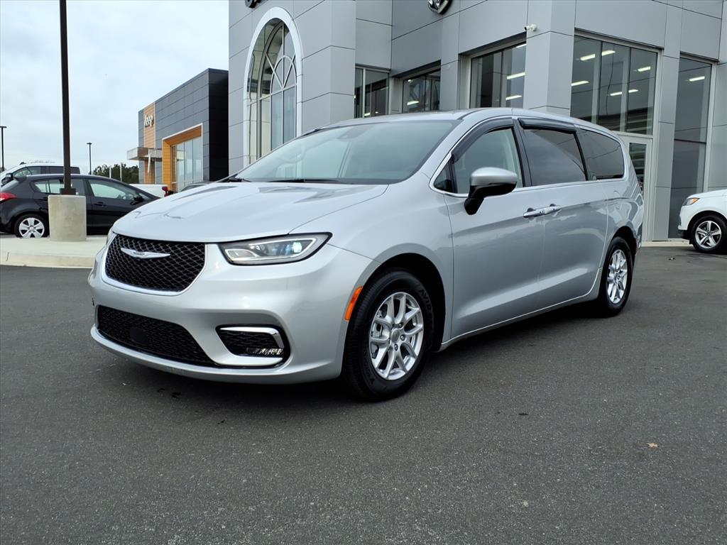 2023 Chrysler Pacifica Touring L's photo