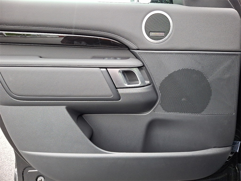 2025 Land Rover Discovery S photo 6