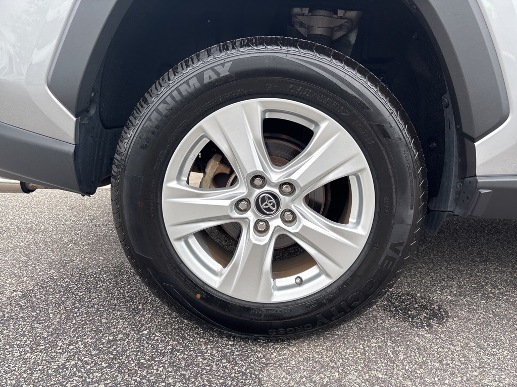 2020 Toyota RAV4 XLE photo 5