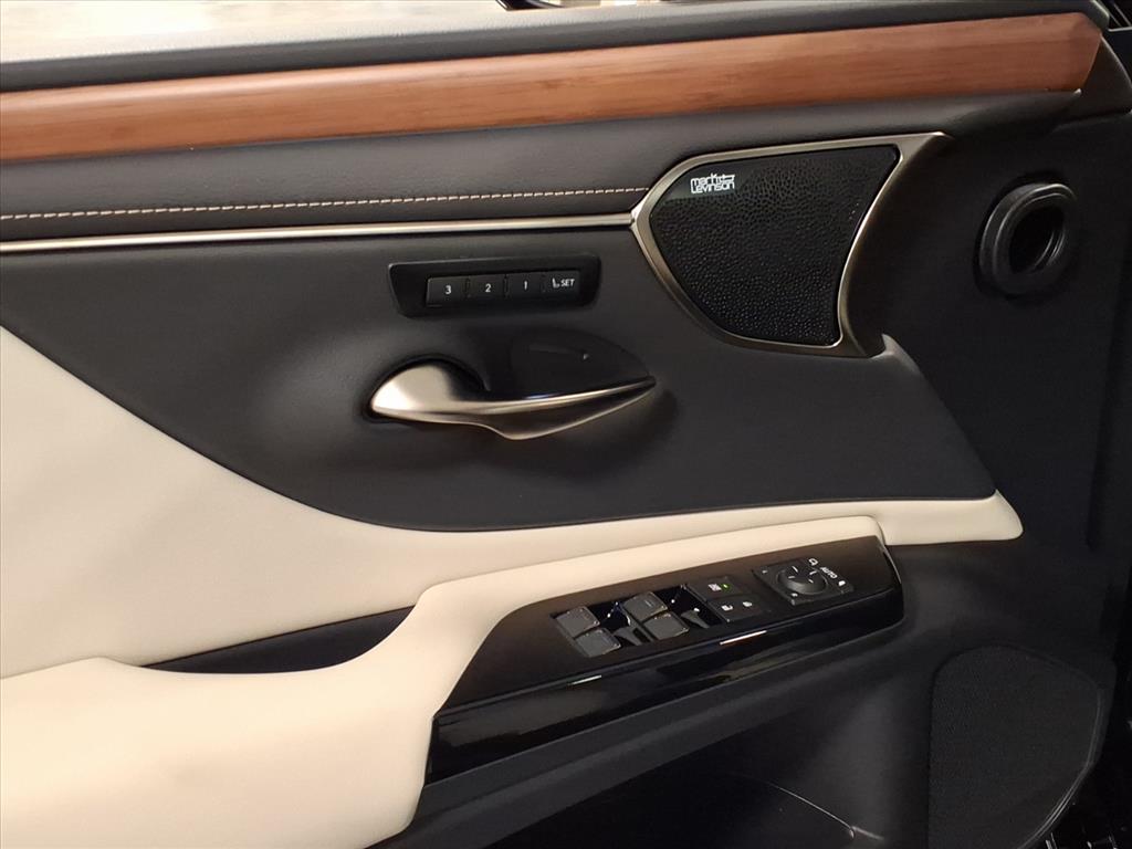 2025 Lexus ES 350 Ultra Luxury photo 4