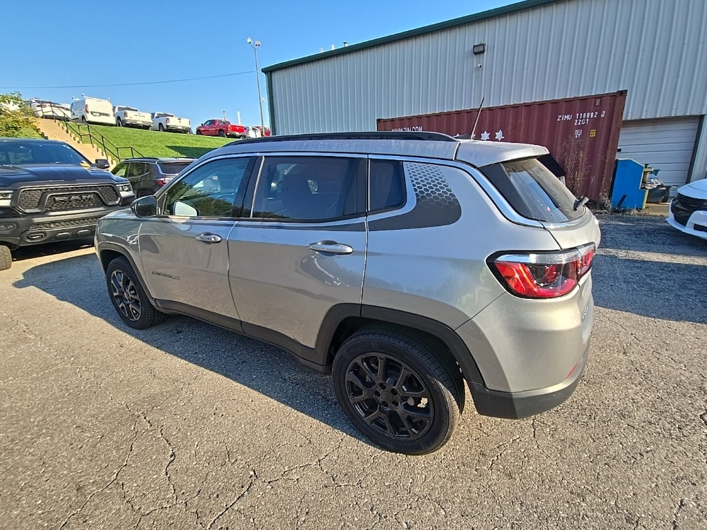 2022 Jeep Compass Latitude Lux photo 4