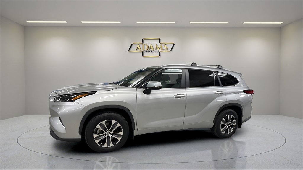 2023 Toyota Highlander XLE photo 2