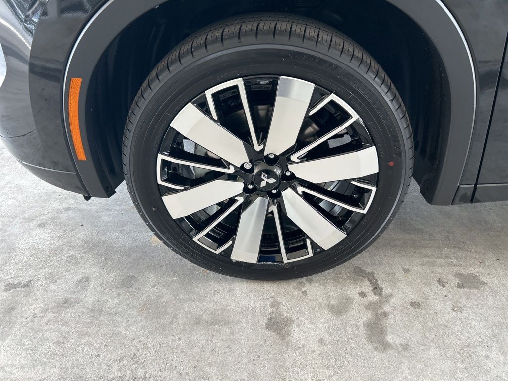 2025 Mitsubishi Outlander Black Edition photo 15