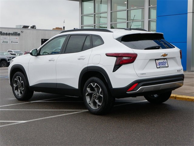 2025 Chevrolet Trax LT photo 2