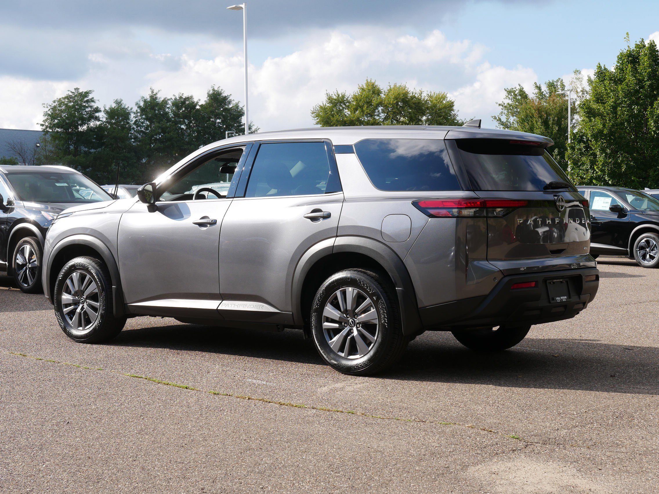 2024 Nissan Pathfinder S photo 2