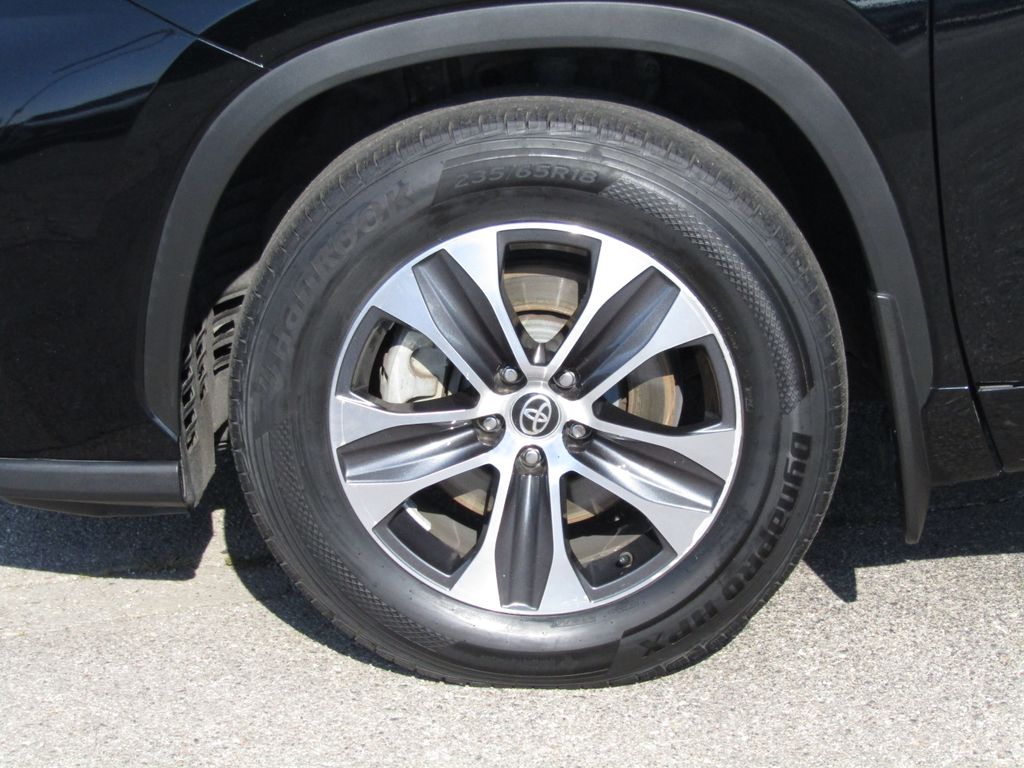 2021 Toyota Highlander XLE photo 4