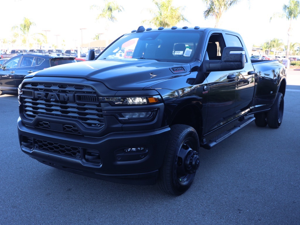 New 2026 Diamond Black Crystal Pearl-Coat Exterior Paint RAM Tradesman image 7