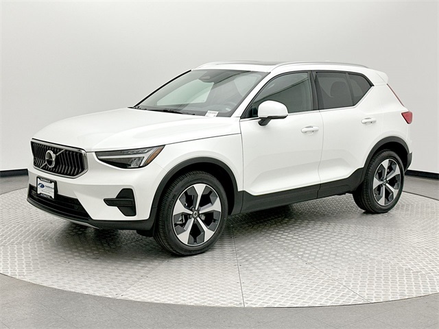 2025 Volvo XC40 Core