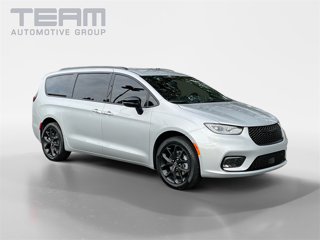 2026 Chrysler Pacifica Select's photo