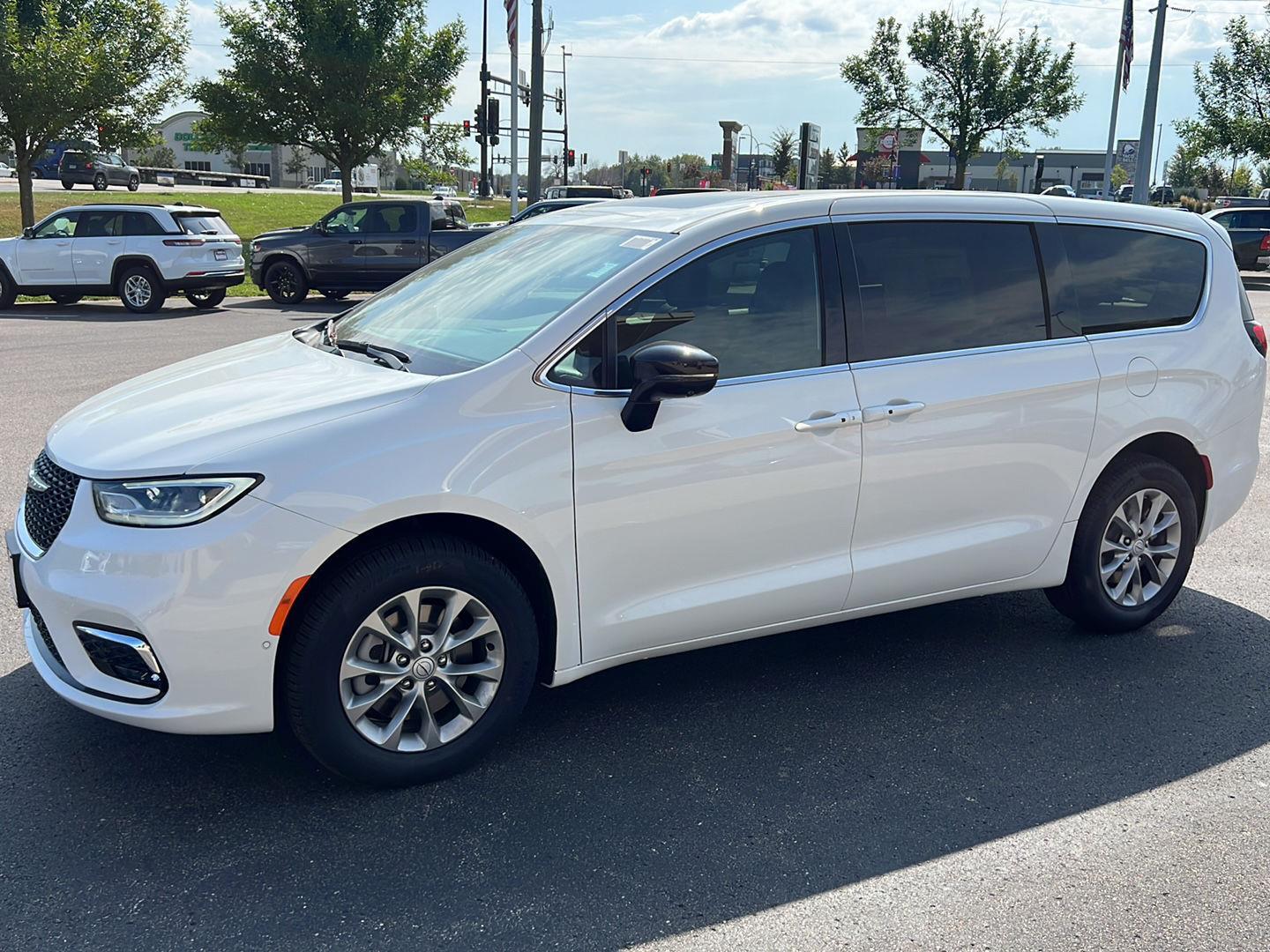 2026 Chrysler Pacifica Select's photo