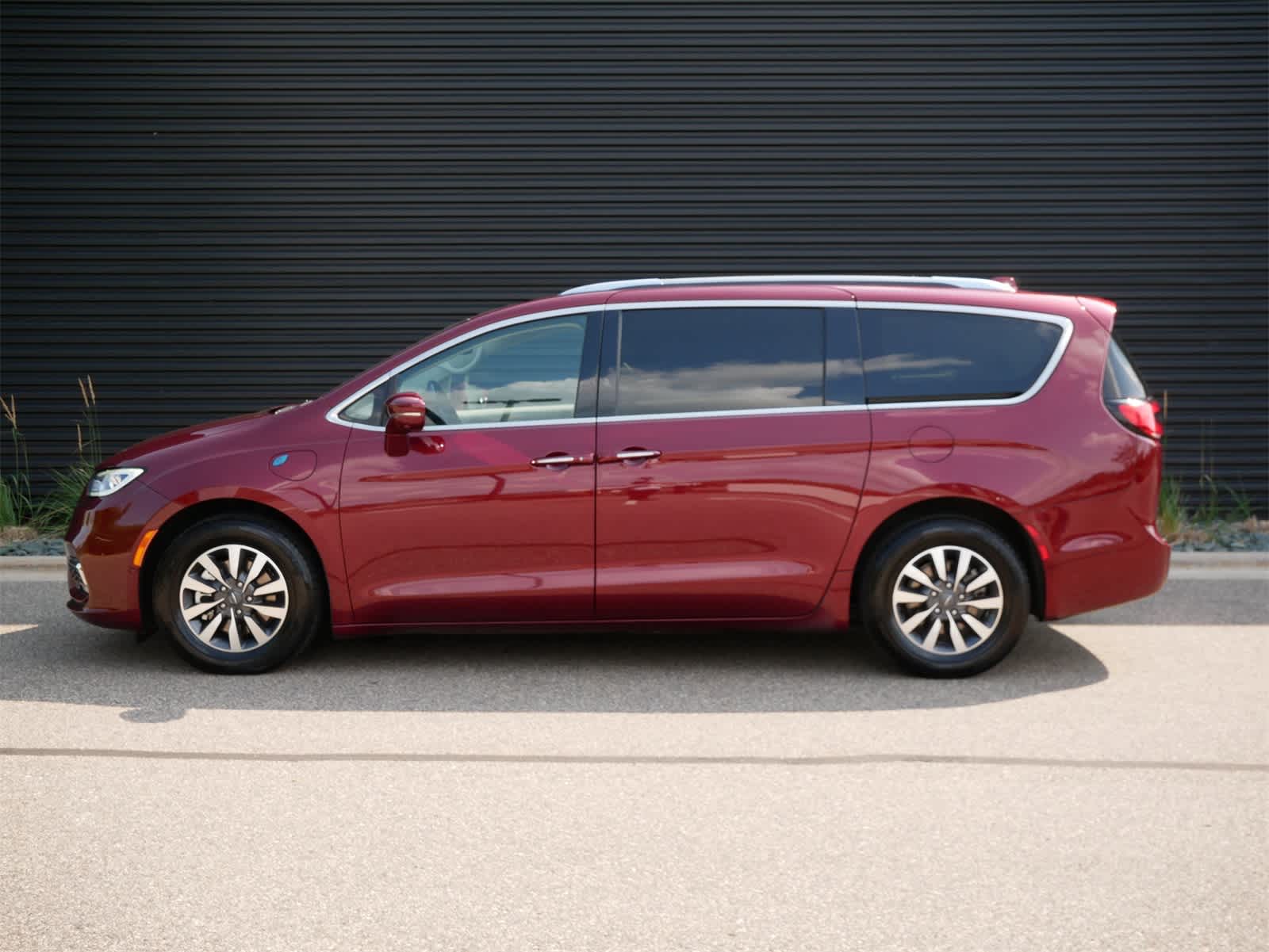 Used 2021 Chrysler Pacifica Hybrid Touring L with VIN 2C4RC1L79MR605904 for sale in Saint Paul, Minnesota