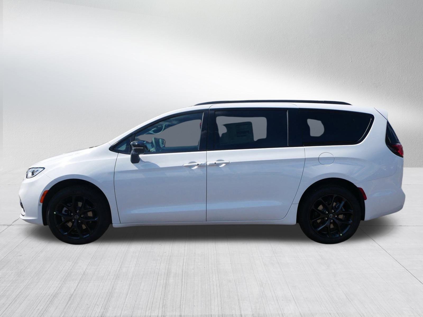 2026 Chrysler Pacifica Limited photo 3