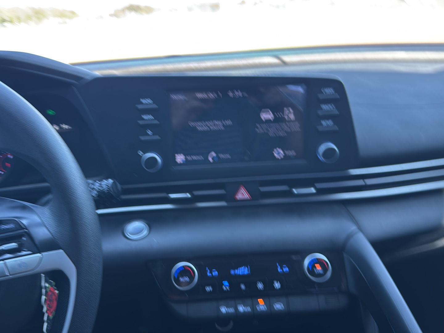 2023 Hyundai Elantra SEL photo 2