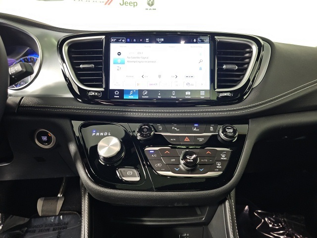 2026 Chrysler Pacifica Limited photo 19